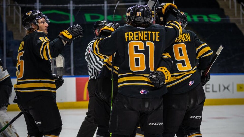 Des joueurs des Tigres célèbrent leur victoire.