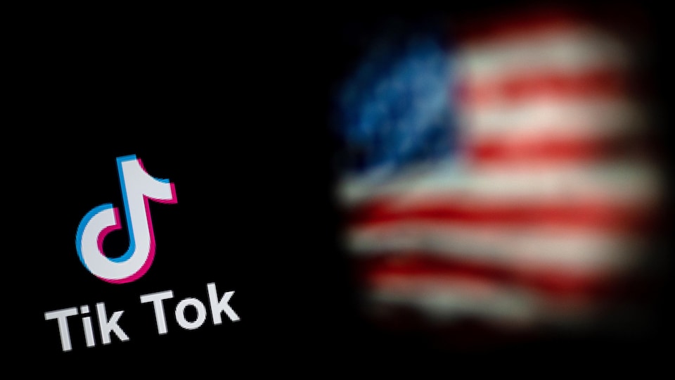 Le logo de l'application TikTok et un drapeau des États-Unis.