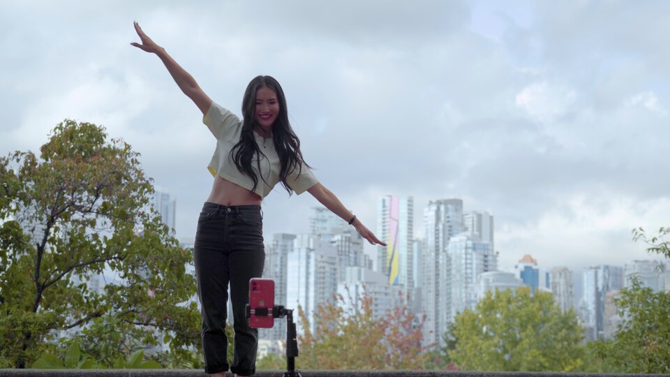Une femme danse en plein air.
