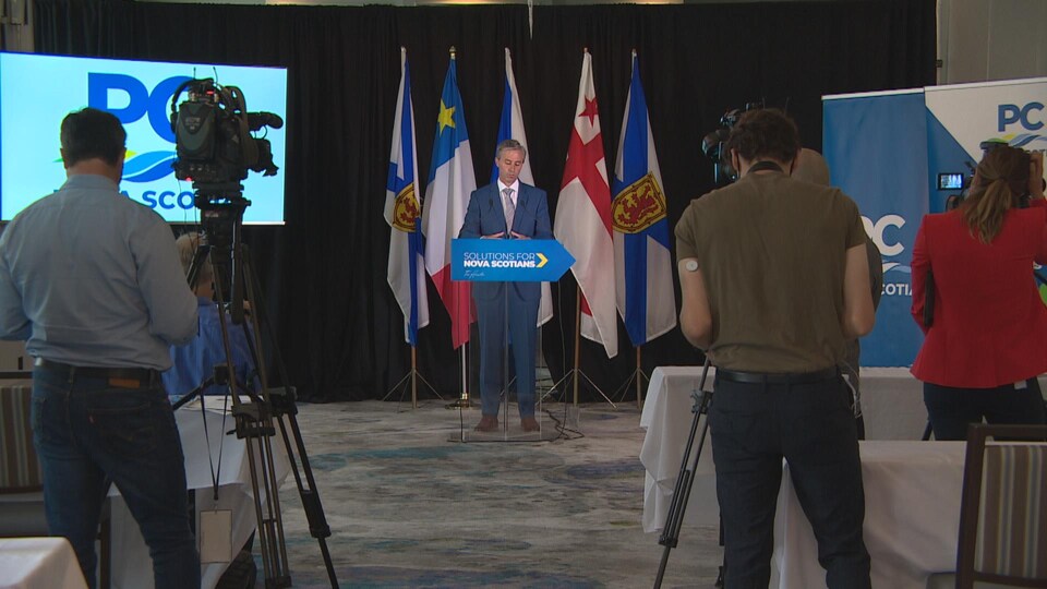 Tim Houston en conférence de presse.