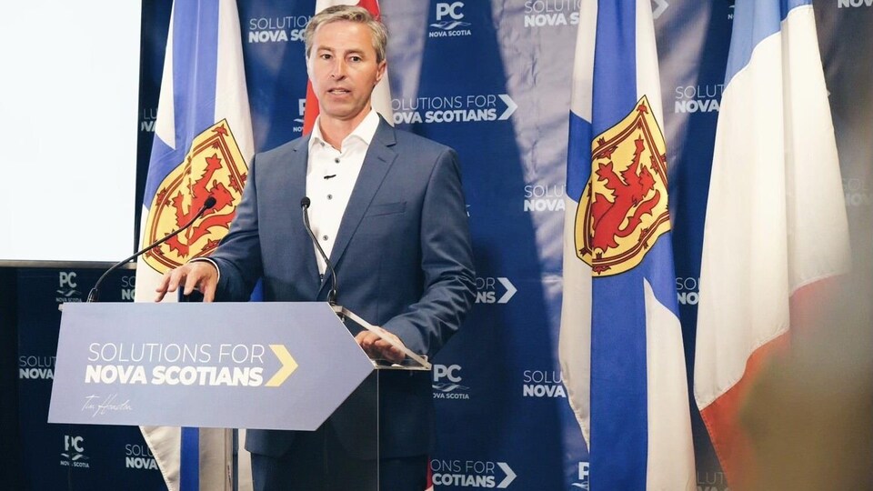 Le chef du Parti progressiste-conservateur parle derrière un podium lors d'une conférence de presse.