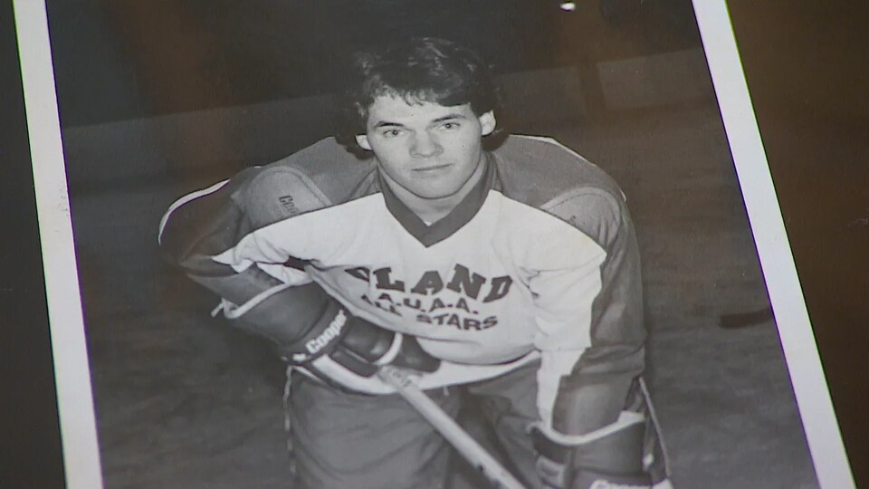 Vieille photo de Tim Skuce avec son chandail de hockey.