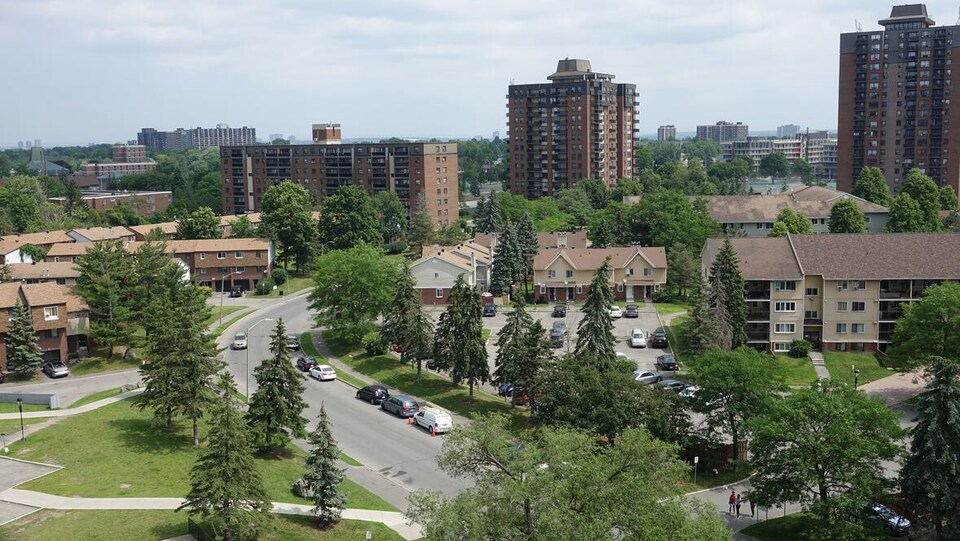 Le quartier Heron Gate en juillet 2019. Plusieurs maisons en rangée de faible hauteur qui se trouvent sur la photo sont appelées à être remplacées par des tours plus hautes.