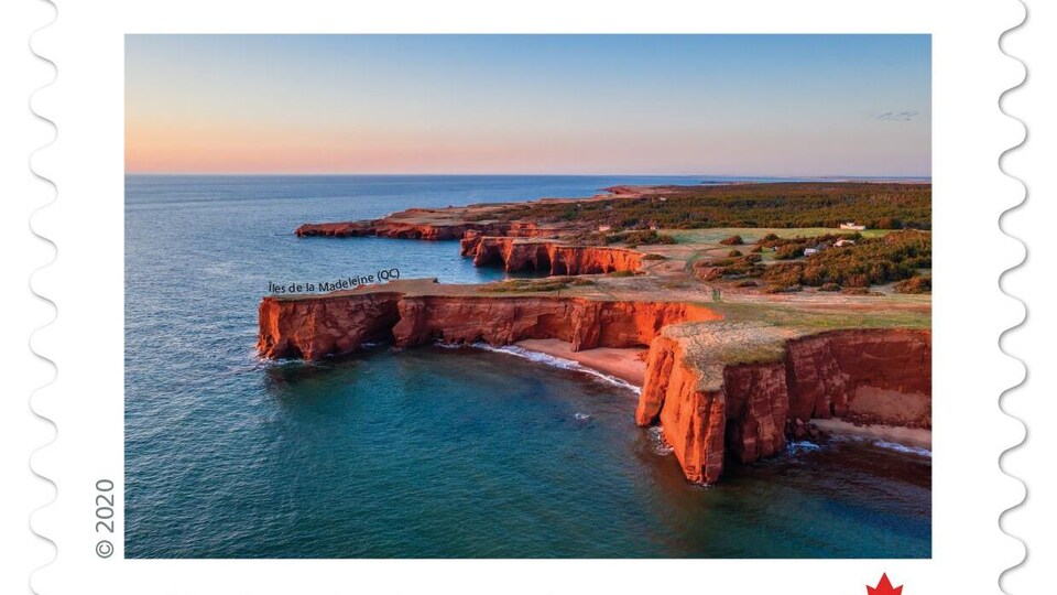 Les falaises rouges des Îles devant un coucher de soleil.