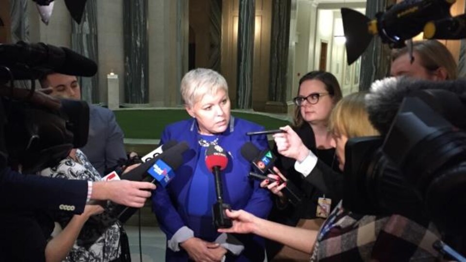 La ministre des Services sociaux Tina Beaudry-Mellor lors d'un point de presse à l'Assemblée législative