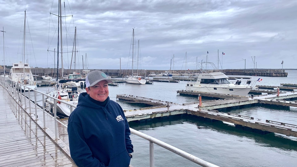 Tina LeBouthillier photographiée à l'extérieur, dans la marina où il n'y a presque plus de bateaux.