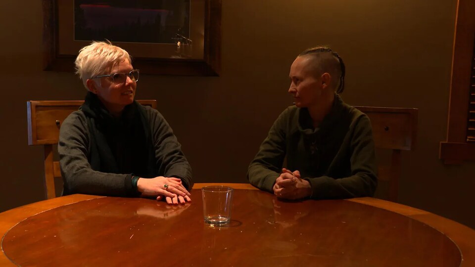 Tineke Van Der Merwe et Kate Ostashevskaya sont assises à une table et discutent.
