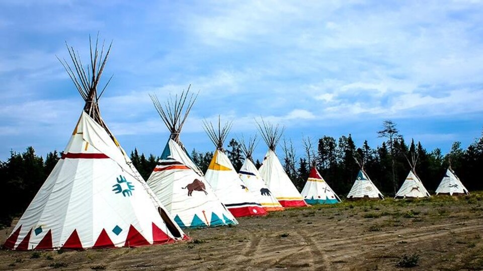 Des tipis attirent l'attention à Gesgapegiag.