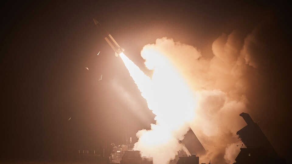 Un missile est tiré lors d'un entraînement conjoint entre les États-Unis et la Corée du Sud, le 6 juin 2022.