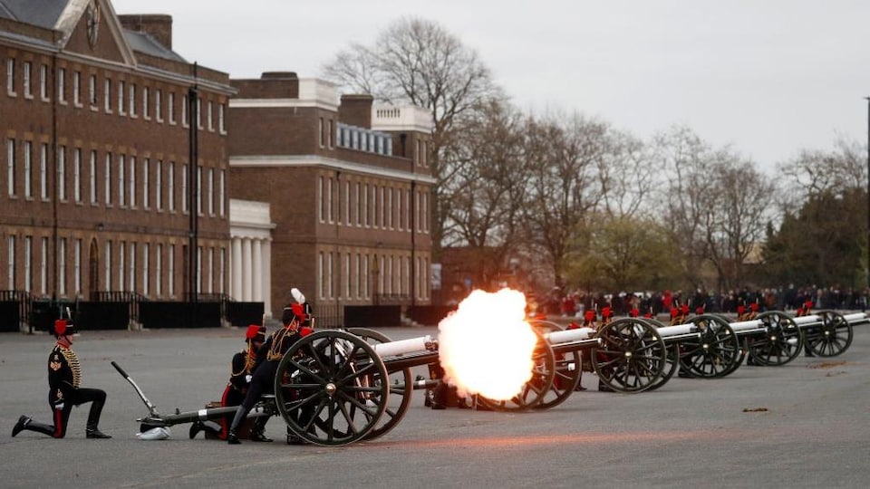 Des membres de l'armée britannique activent des canons.