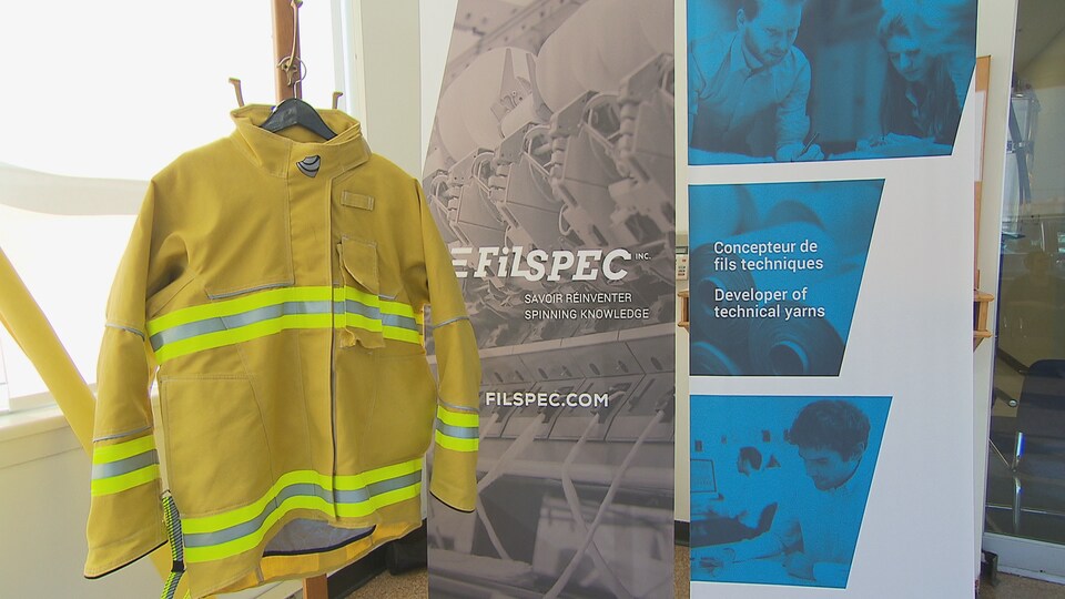 Un habit de pompiers produit par FilSpec, de Sherbrooke, Monterey Textile de Drummondville et Innotex, à Richmond