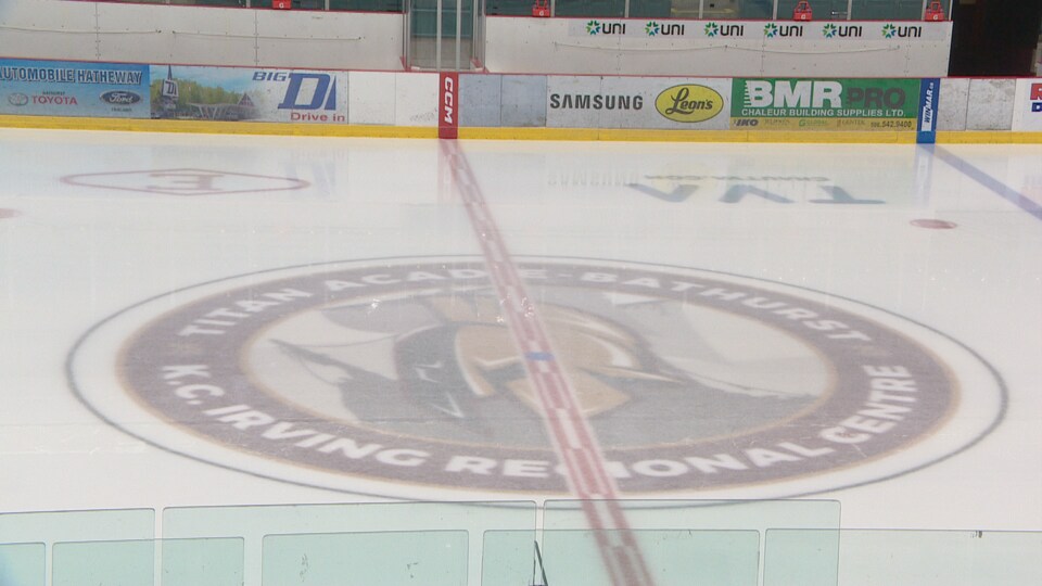 Le centre de la patinoire du Centre régional K.-C.-Irving de Bathurst arbore le logo du Titan.