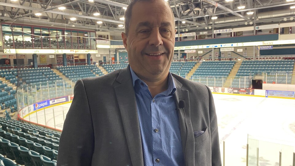 Gilles Cormier, chef de direction du Titan d'Acadie-Bathurst, est heureux de voir les partisans en plus grand nombre cette saison.
