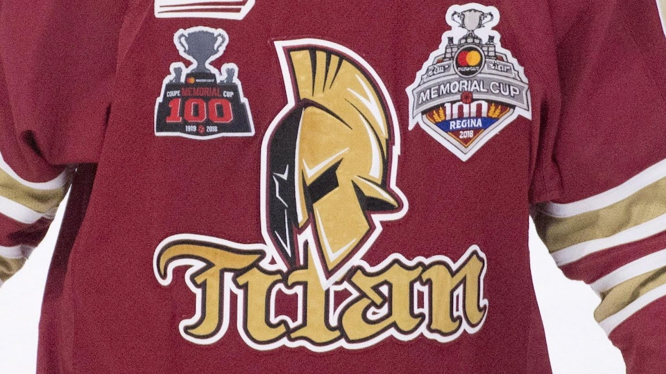 Le logo du Titan d'Acadie-Bathurst sur le chandail de Noah Dobson lors du tournoi de la Coupe Memorial le 20 mai 2018.