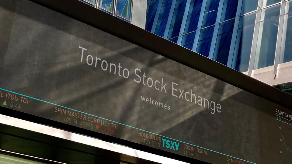 Tableau indicateur devant l'édifice de la Bourse de Toronto