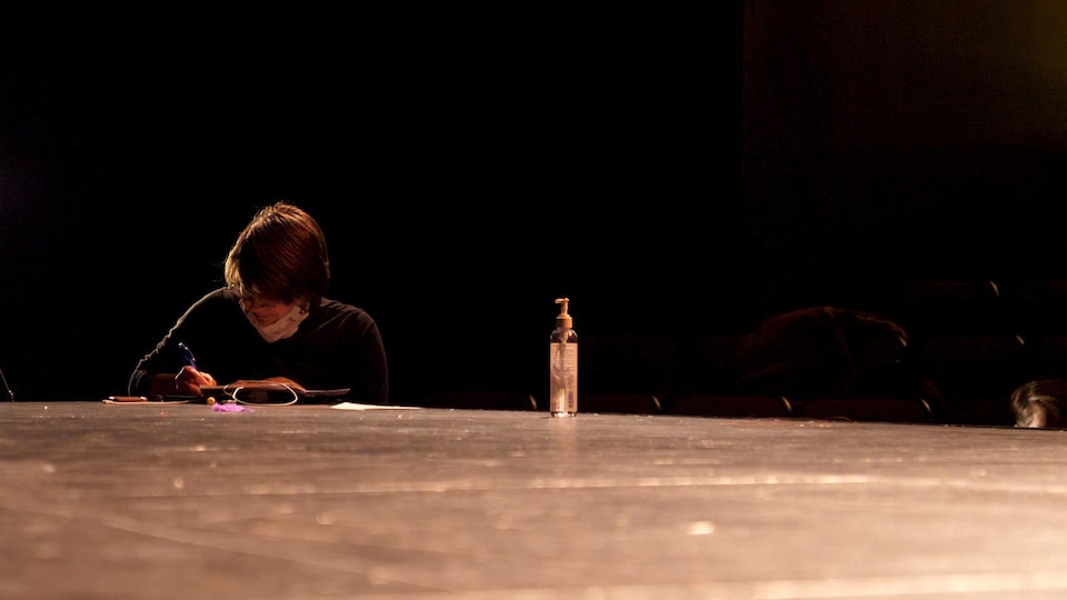 Andréanne Simard écrit des notes sur la scène.