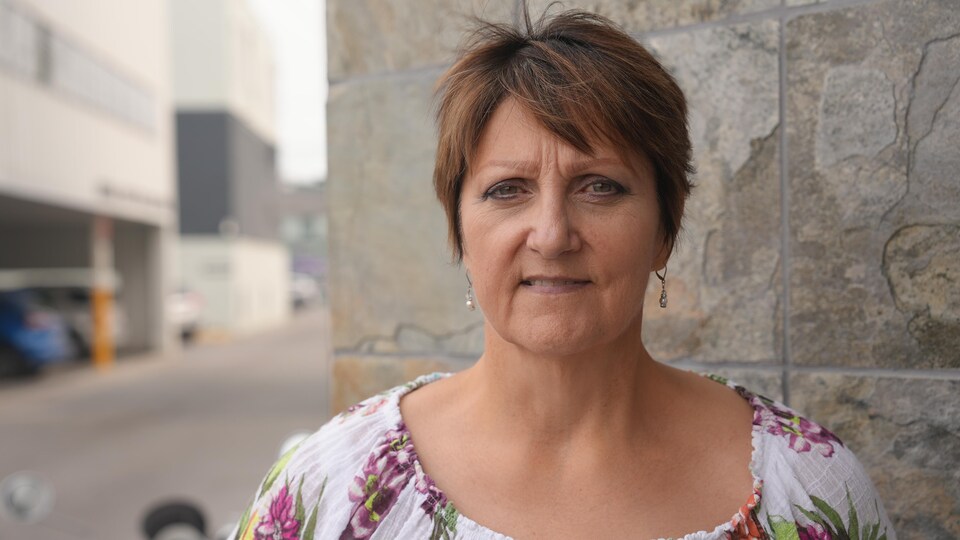 Yvonne Careen devant un mur de pierres, le 13 août 2024, à Yellowknife.