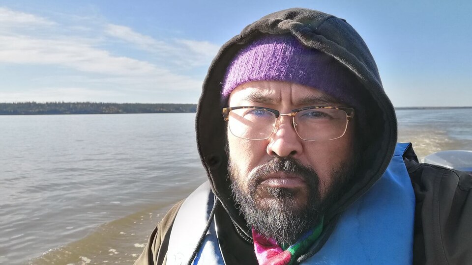 Dëneze Nakehk'o dans un bateau en 2021, au Territoires du Nord-Ouest.