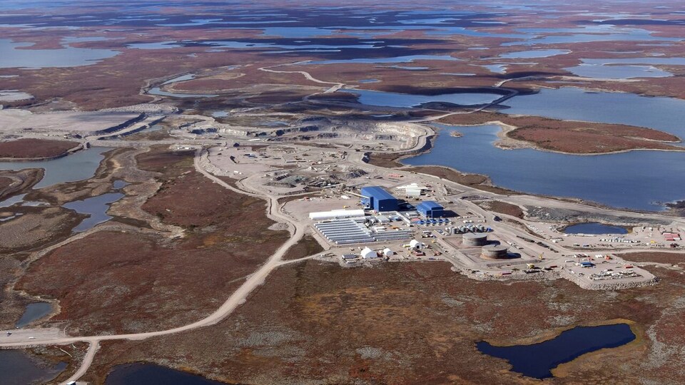 Vue aérienne d'une mine de diamant au milieu de la toundra et entourée de lacs, en 2016, aux Territoires du Nord-Ouest.