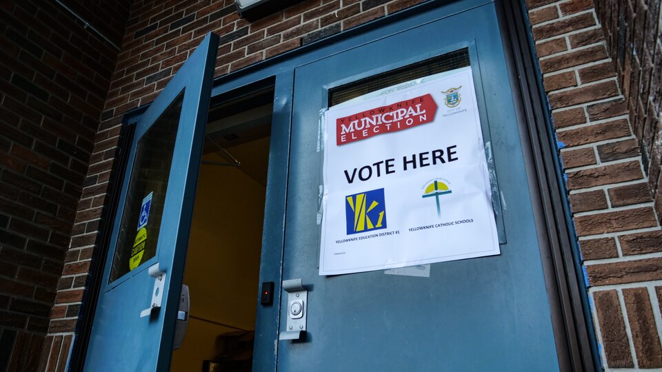 La porte du bureau de vote se referme. 