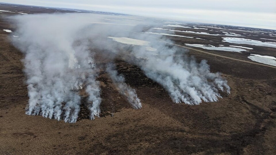 Un feu de forêt aux abords de l'autoroute reliant Inuvik à Tuktoyaktuk, le 8 juin. 