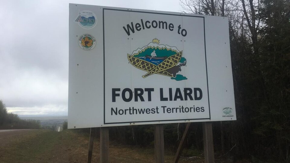 Affiche de bienvenue à l'entrée du village.