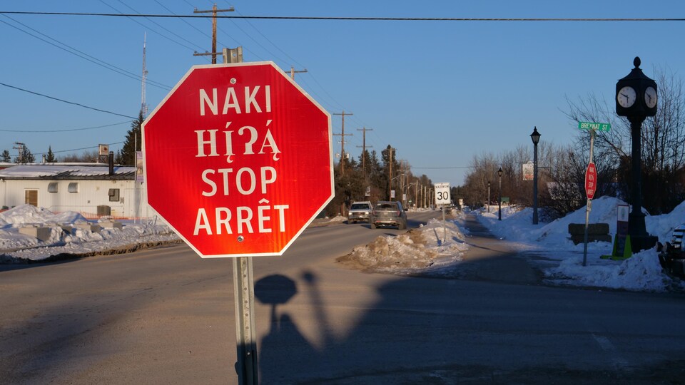 Un panneau d'arrêt en quatre langues.