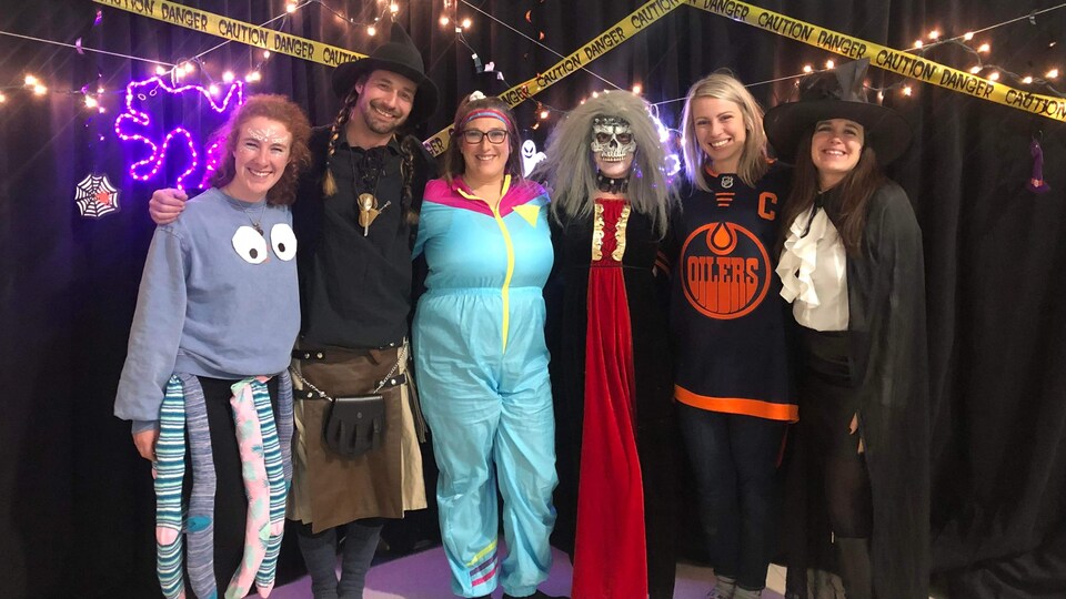 Six personnes costumées pour une fête d'Halloween, le 29 octobre 2022.