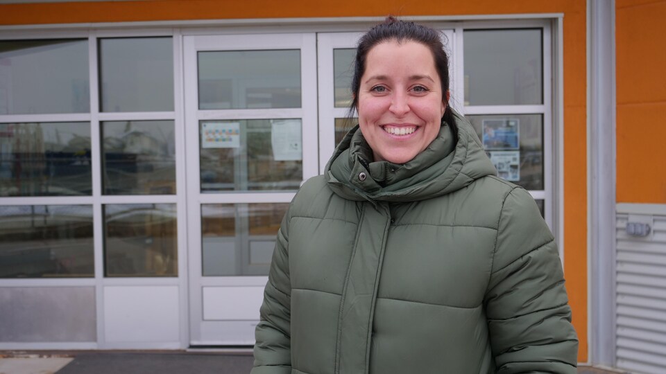 Katrine Lavoie, directrice de l'École Boréale, devant les portes de l'école, le 24 octobre 2022 à Hay River.