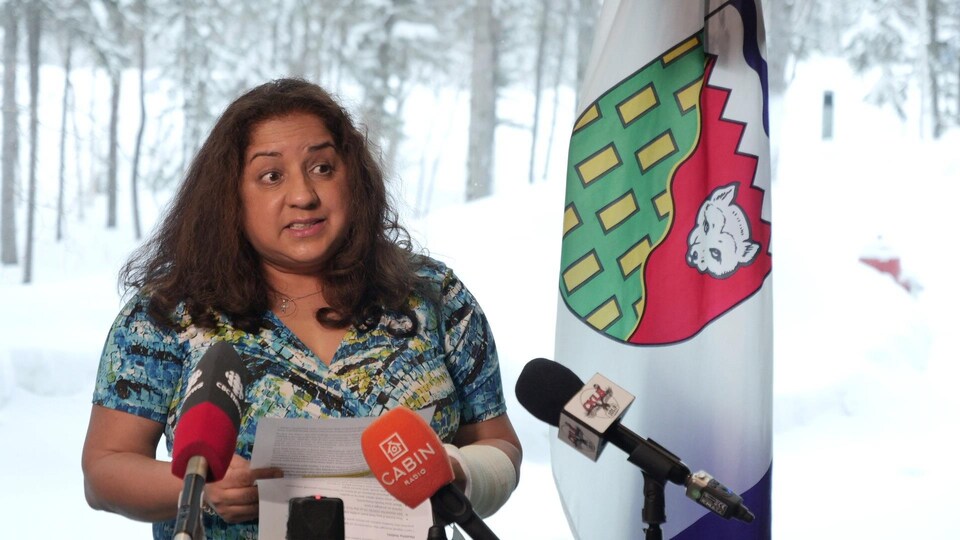 Kami Kandola parle au lutrin pendent une conférence de presse.