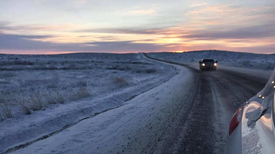 Voiture sur une route glacée.