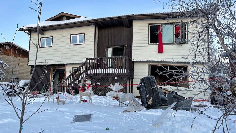 Maison en hiver, avec débris et décorations de Noël devant, le 6 décembre 2022, à Yellowknife.