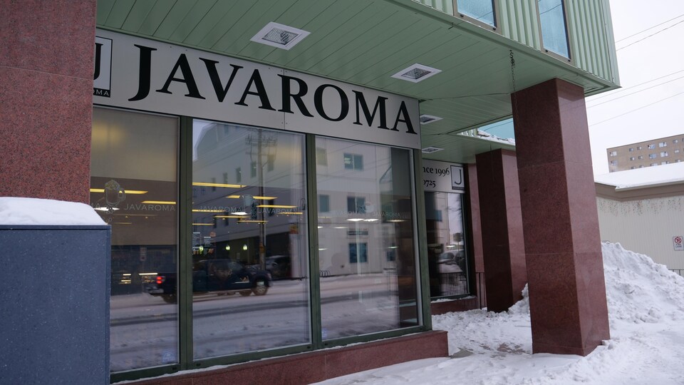 Extérieur du café Javaroma avec grandes fenêtres, le 7 novembre 2022, à Yellowknife.