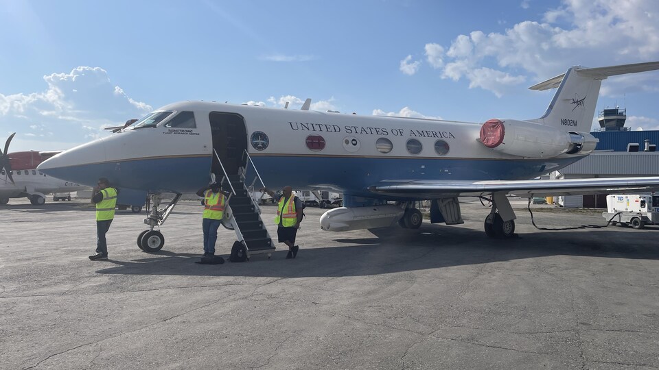 Un avion de la NASA, posé sur le tarmac de l'aéroport de Yellowknife, le 16 août 2022.