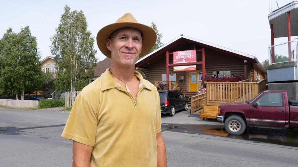 Le propriétaire de Sundog Adventures, Richard Macintosh, pose devant le bâtiment de son entreprise touristique à Yellowknife, aux Territoires du Nord-Ouest, le 10 août 2022.