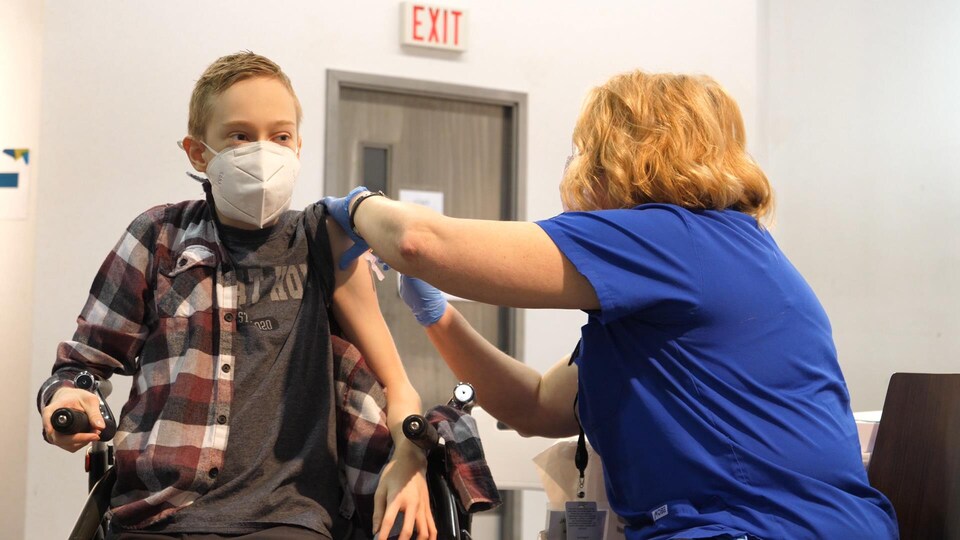 Une infirmière vaccine Riley Oldford.