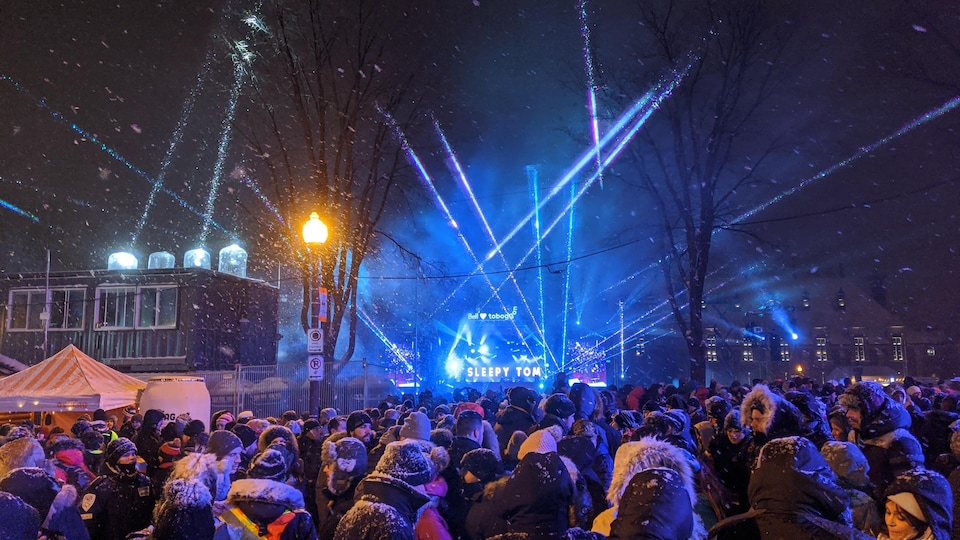 Une foule en hiver lors d'un festival.