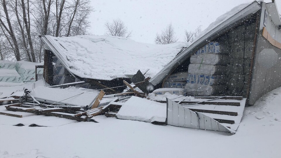 Le toit d'un entrepôt du Rona de Nicolet s'est effondré dimanche.