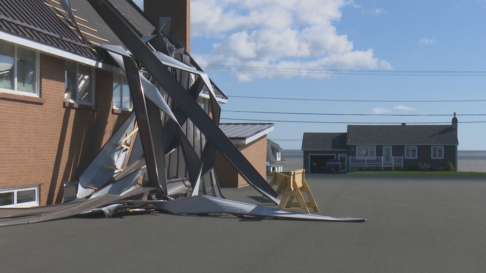 Le toit d'une église brisé.