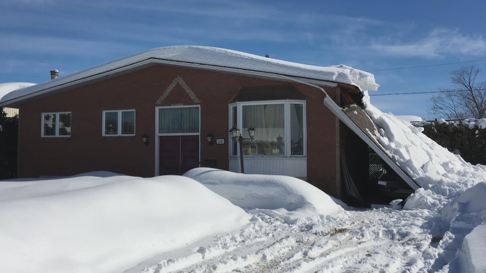 Un abri d'auto s'est effondré sous le poids de la neige.