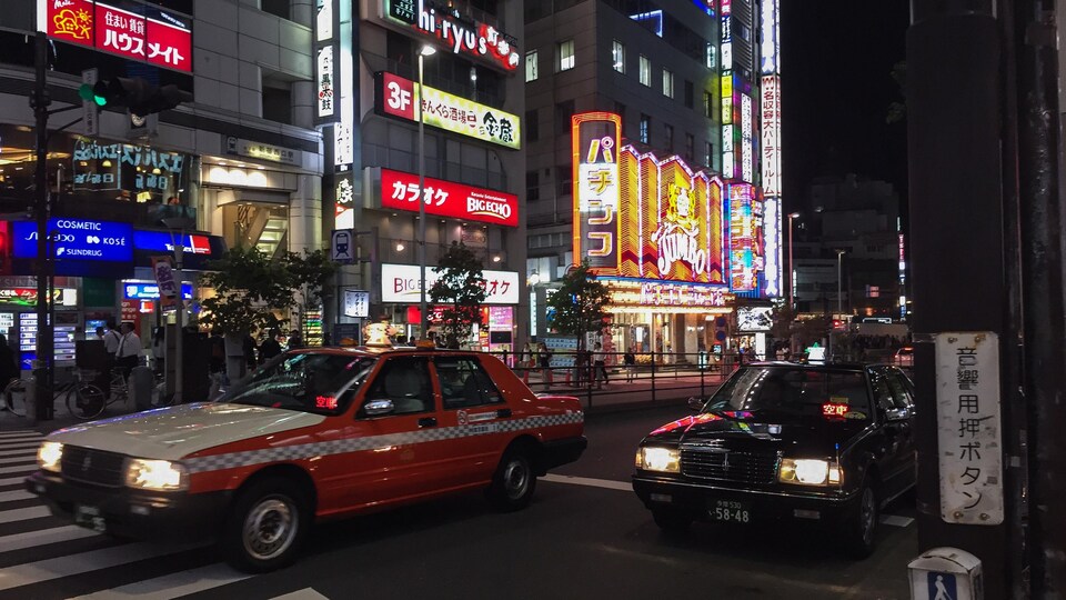 Rue animée de Tokyo, au Japon, de nuit..