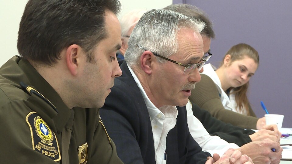 Impatience et frustration pour les résidents évacués de Grenvillesur