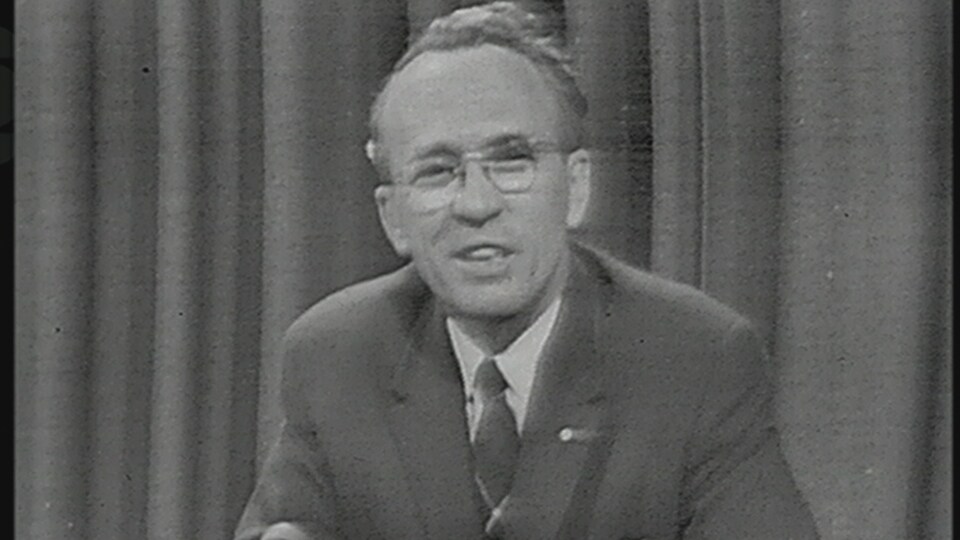 Tommy Douglas en entrevue.