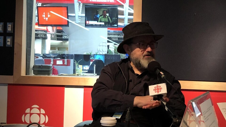 Tommy Schnurmacher en studio à Radio-Canada.