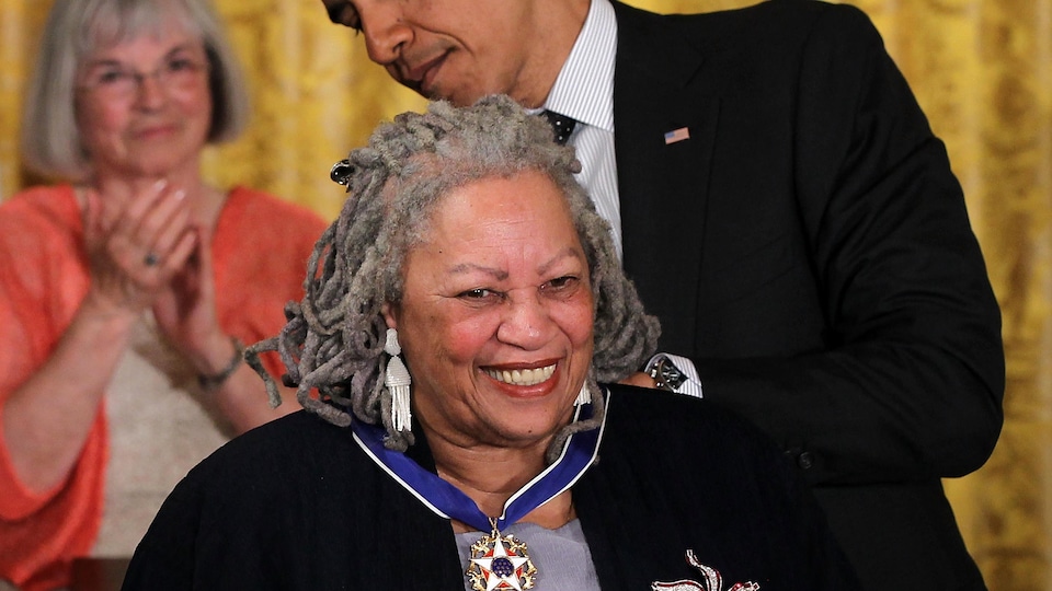La romancière Toni Morrison a reçu la médaille présidentielle de la Liberté des mains de Barack Obama le 29 novembre 2012 à Washington.