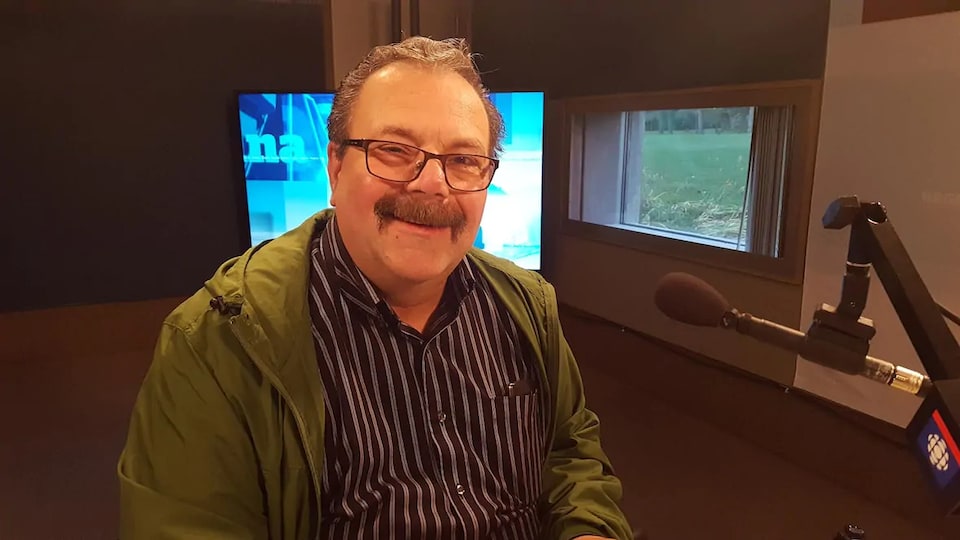 Tony Fiacco dans un studio radio.