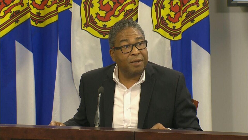 Le ministre des Affaires afro-néo-écossaises, Tony Ince, en point de presse.