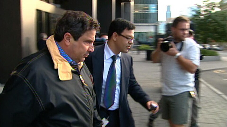 Tony Magi escorté par son avocat.