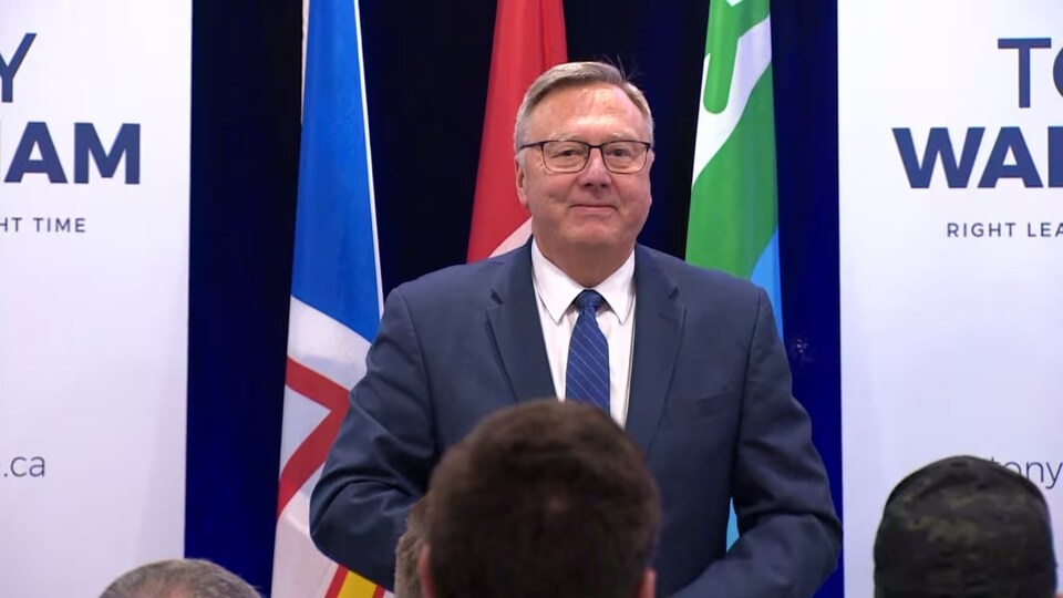 Tony Wakeham prononce un discours devant une foule de partisans.