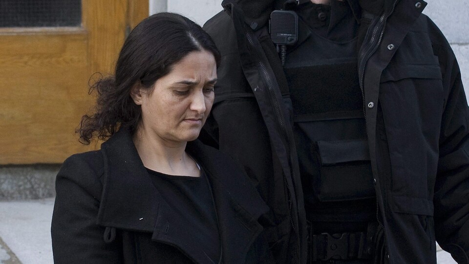 Tooba Yahya est escortée par un policier